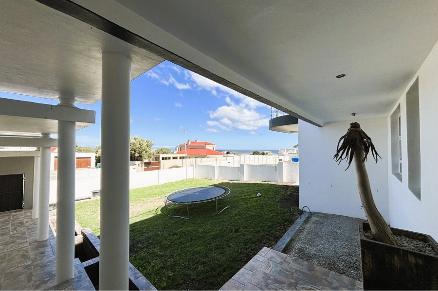 6 Bedroom Property for Sale in Perlemoenbaai Western Cape
